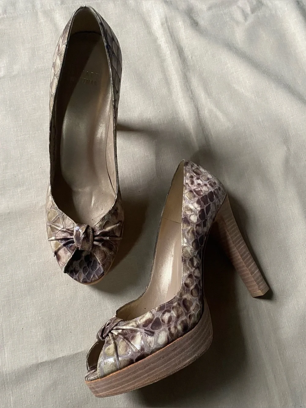 Stuart Weitzman Python Snakeskin Peep Toe Platform Pumps Size 8.5M Wood Heel